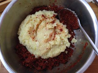 4、异域小菜-韩式辣白菜,加入白糖，混合的果泥