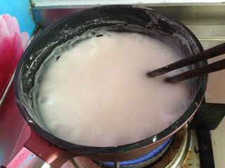 5、异域小菜-韩式辣白菜,煮至冒泡时即可关火，然后余温继续搅拌，即成浆糊般比较黏稠的状态，稍微冷却