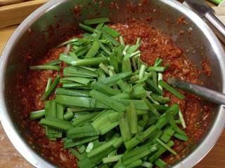 6、异域小菜-韩式辣白菜,加入韭菜