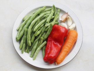 1、简单好吃的炒四季豆,准备好所有食材。