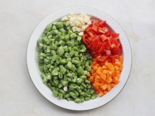2、简单好吃的炒四季豆,四季豆、胡萝卜、大红椒切粒，大蒜切碎。