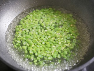 4、简单好吃的炒四季豆,加四季豆煮2分钟。