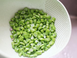 5、简单好吃的炒四季豆,捞出过凉沥干水。