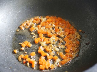 7、简单好吃的炒四季豆,依次加入胡萝卜。