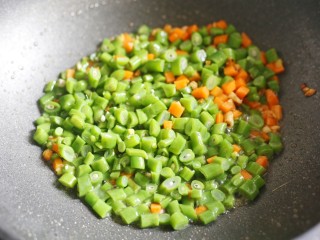 8、简单好吃的炒四季豆,四季豆。