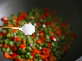 11、简单好吃的炒四季豆,加入一勺盐。