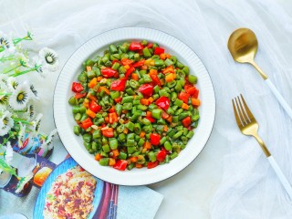 13、简单好吃的炒四季豆,炒匀出锅盛盘。