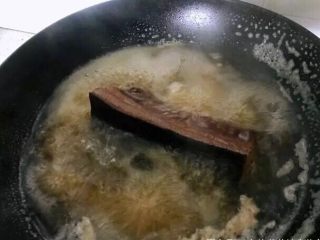 1、小炒腊肉丁,腊肉用温水洗干净污渍，泡在清水中过夜或者大半天，清水要量足，因为腊肉盐分太重，泡有两重作用，一是让晾了长时间肉变软，二是减轻盐分，如时间允许，泡的过程中可换两三次水。泡好后，再次认认真真清洗干净，锅中加水，放入肉，水能没过。开火，大火烧开，小火煮，中间翻下面，熟为止。
