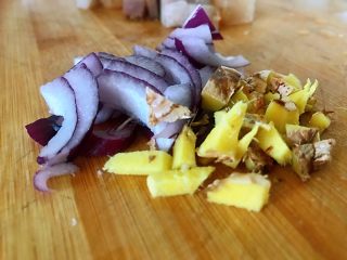 2、小炒腊肉丁,利用煮肉的时间，洋葱切小，姜蒜切碎。