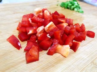 3、小炒腊肉丁,柿子椒切丁。