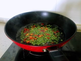 5、小炒腊肉丁,放入柿子椒一起焯水2分钟。