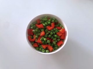 6、小炒腊肉丁,捞出。