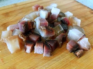 7、小炒腊肉丁,腊肉捞出来，稍放凉，不烫手，切成1厘米见方的肉丁。