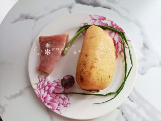 1、糖醋藕丁,准备食材。