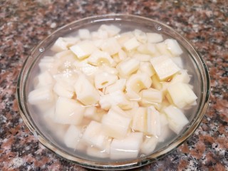 2、糖醋藕丁,将藕去皮切丁用清水泡着以防变色。