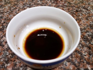 3、糖醋藕丁,碗里加入适量醋、白糖和清水拌匀备用。（1：1：1的份量）