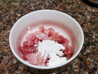 4、糖醋藕丁,将瘦肉切成小颗粒，加入适量淀粉和清水拌匀备用。