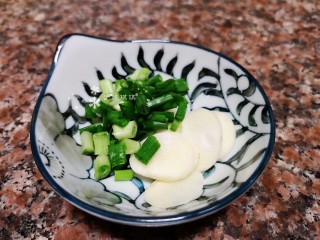 5、糖醋藕丁,将大蒜切片，小葱切细备用。