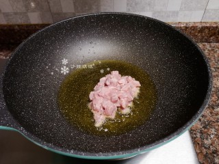 7、糖醋藕丁,放入瘦肉翻炒至变色断生。