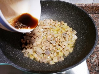 11、糖醋藕丁,倒入糖醋汁翻炒均匀。
