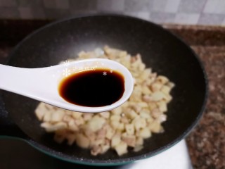 10、糖醋藕丁,倒入适量生抽翻炒均匀。