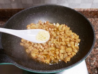 12、糖醋藕丁,加入适量鸡精翻炒均匀。