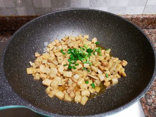 13、糖醋藕丁,放入小葱翻炒均匀即可出锅。