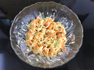 6、萝卜丝饼,用筷子把它们搅拌均匀，无需太多，能成团就行。