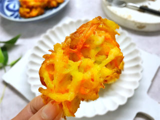 9、萝卜丝饼,喷香酥脆，味道鲜美，做法简单的炸萝卜丝饼。