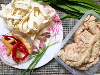 1、早餐+泡椒肥肠刀削面,准备材料如图。（我在超市买的半熟的猪大肠，有条件的可以买新鲜的自己洗更好）