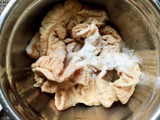 2、早餐+泡椒肥肠刀削面,猪大肠剪小段，加入适量料酒、盐、柠檬汁、淀粉仔细搓洗干净。