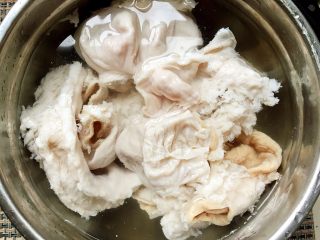 3、早餐+泡椒肥肠刀削面,再翻开有油的一面仔细搓洗干净。