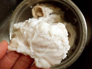 4、早餐+泡椒肥肠刀削面,要用手一点一点地捋着挑出脏东西。