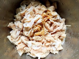 5、早餐+泡椒肥肠刀削面,洗净的肥肠切小段加入适量生抽、料酒、花椒油拌匀腌制10分钟。