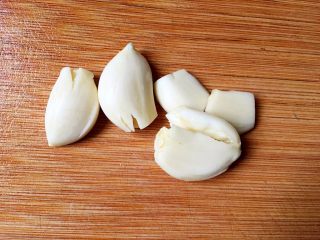 6、早餐+泡椒肥肠刀削面,蒜拍扁。