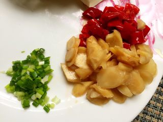 7、早餐+泡椒肥肠刀削面,泡椒、泡姜、小葱切成如图所示。