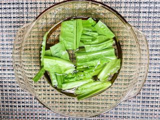 8、早餐+泡椒肥肠刀削面,绿叶蔬菜洗净用盐水浸泡几分钟沥出备用。