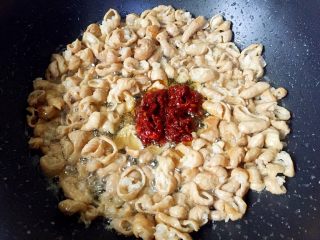 11、早餐+泡椒肥肠刀削面,然后加入一大勺豆瓣酱翻炒出香味。