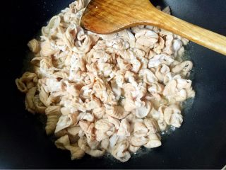 10、早餐+泡椒肥肠刀削面,倒入肥肠煸干水份。