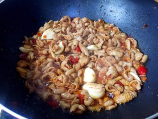 13、早餐+泡椒肥肠刀削面,加入适量生抽和醋翻炒均匀。