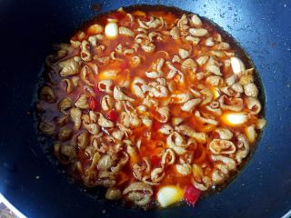 14、早餐+泡椒肥肠刀削面,最后加入适量清水煮开。