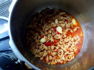 15、早餐+泡椒肥肠刀削面,将煮开的肥肠倒入高压锅，上汽后小火压15分钟即可。