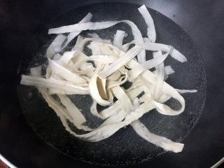 16、早餐+泡椒肥肠刀削面,另取锅烧开水煮面。