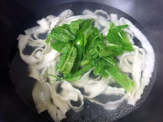 17、早餐+泡椒肥肠刀削面,面快熟时放入青菜，煮开即可关火。