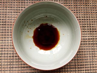 18、早餐+泡椒肥肠刀削面,取面碗加入适量生抽、醋、花椒油。