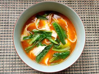 20、早餐+泡椒肥肠刀削面,挑入面和青菜。