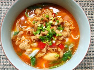 21、早餐+泡椒肥肠刀削面,舀上肥肠臊子，撒上葱花，太香了????