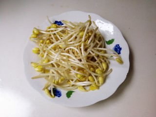 1、荷兰豆香干豆芽,黄豆芽冲洗沥掉水