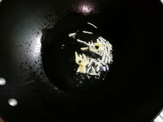 5、荷兰豆香干豆芽,热锅凉油放入姜丝煎出香味