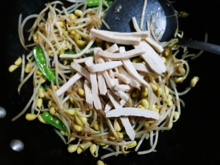 10、荷兰豆香干豆芽,放入香干